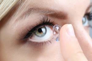 Как надевать контактные линзы