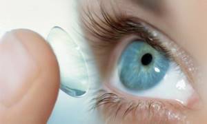 Лицам, использующим контактные линзы, рекомендуется снять их за 15-20 минут перед тем, как капать глаза