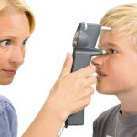 Медик измеряют мальчику глазное давление
