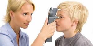 Медик измеряют мальчику глазное давление