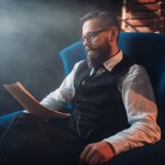 мужчина читает