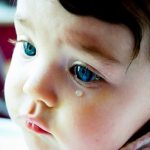 Почему у ребенка слезятся глаза и насморк - основные причины