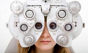 Посещать окулиста следует раз в год, чтобы своевременно диагностировать нарушение зрения