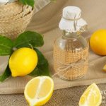 Такие распространенные средства, как уксус и лимонный сок, лучше не использовать при очистке линз