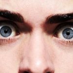 Тянет глаз правый