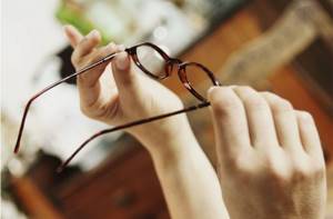 Уход за очками: как продлить жизнь любимым аксессуарам